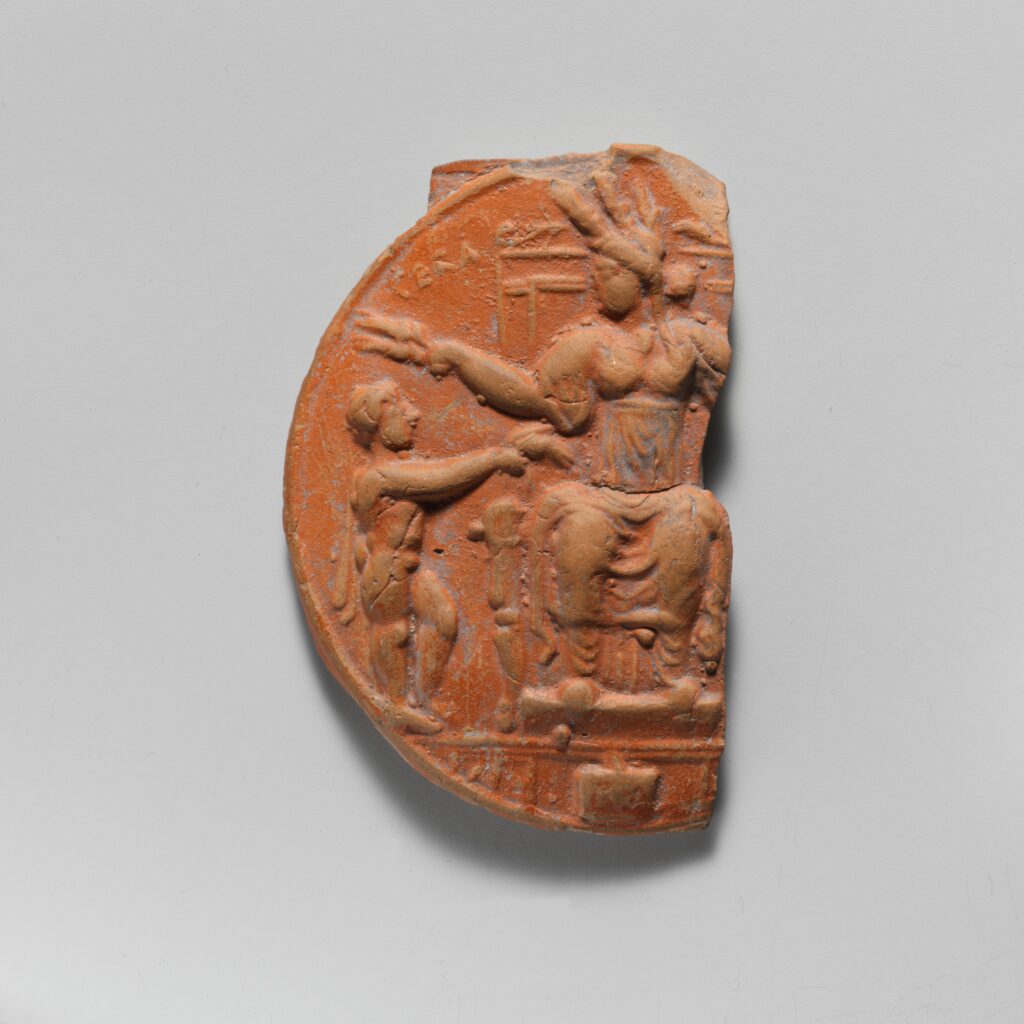 곡식 이삭 관을 쓴 데메테르가 엘레우시스의 영웅 트립톨레모스를 맞는 로마 시대 테라코타 장식